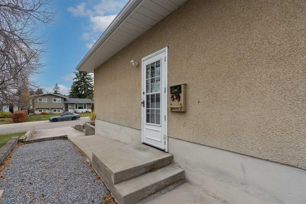 616 Hunts Crescent NW