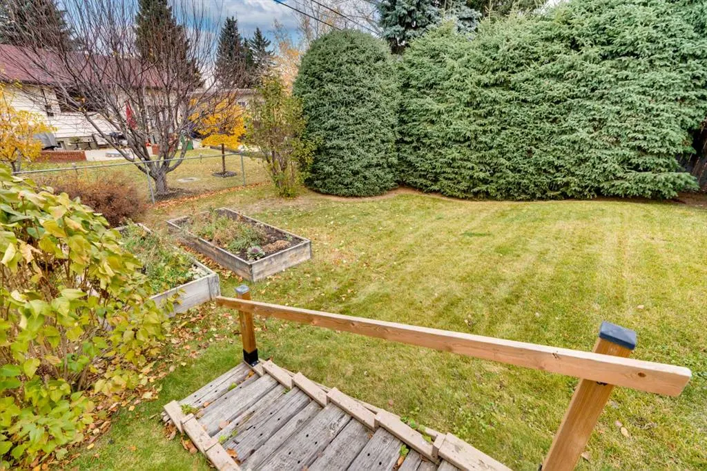 616 Hunts Crescent NW