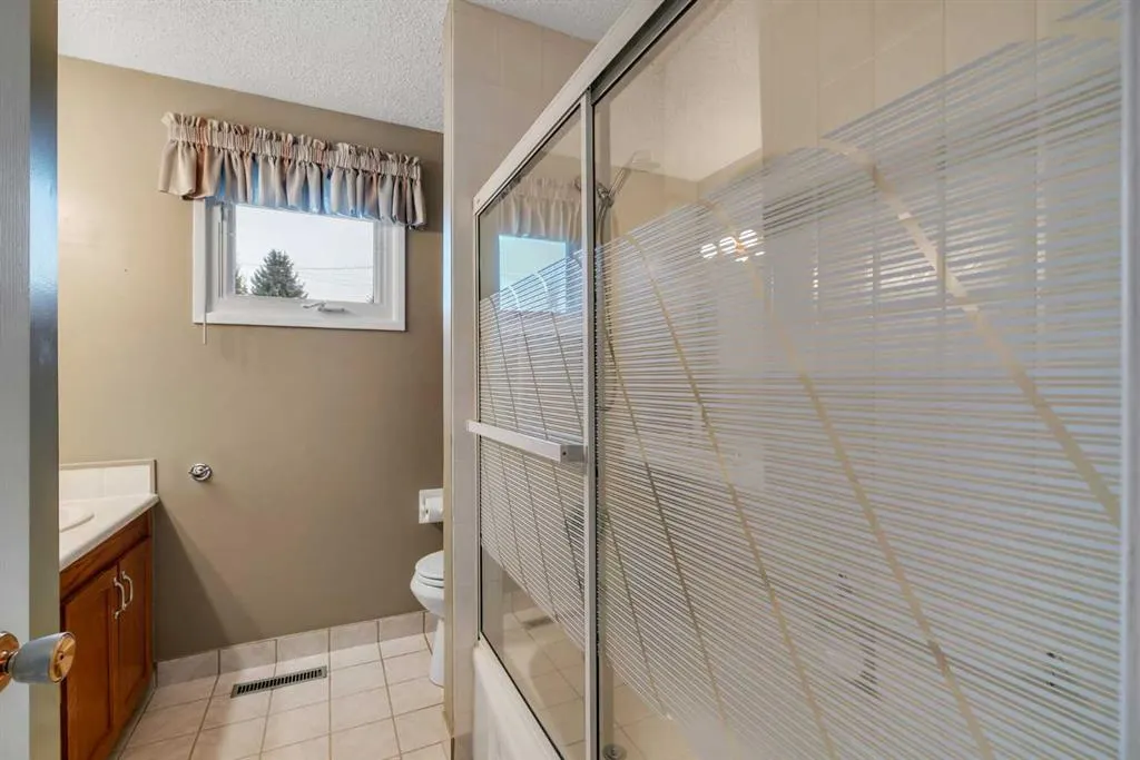 616 Hunts Crescent NW