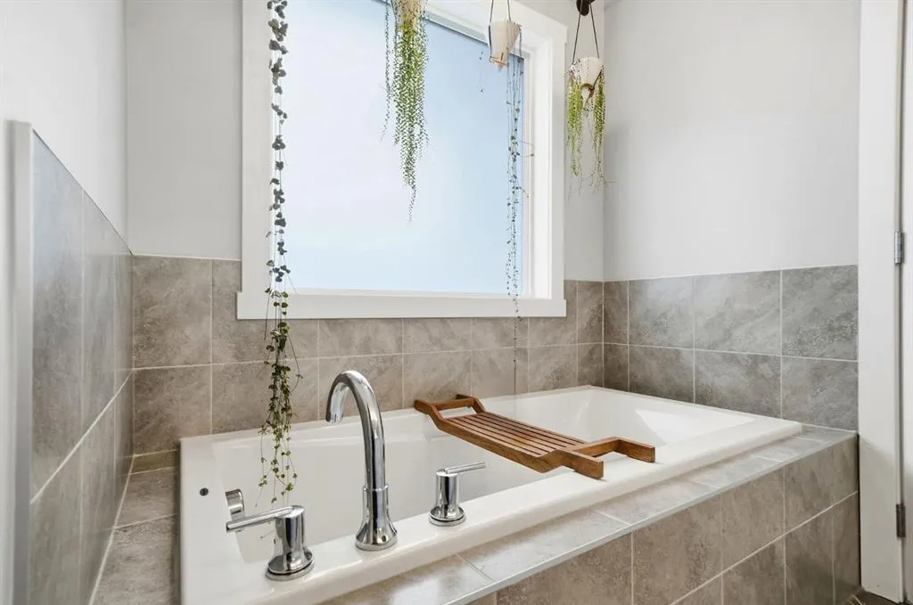 902 Bluerock Way SW