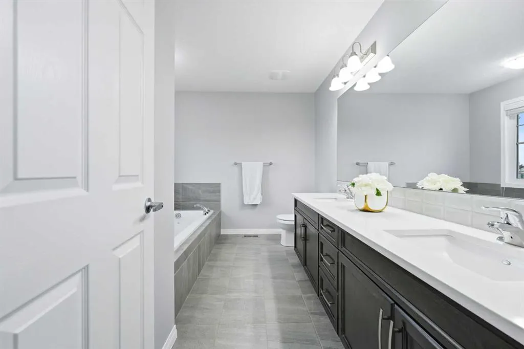 102 Yorkville Green SW
