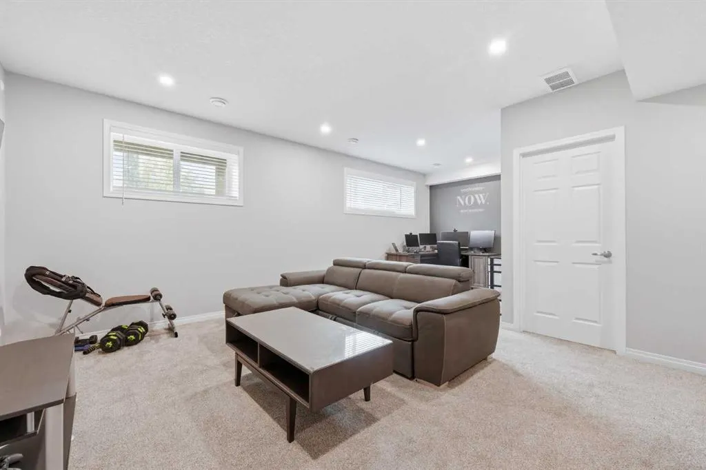 102 Yorkville Green SW