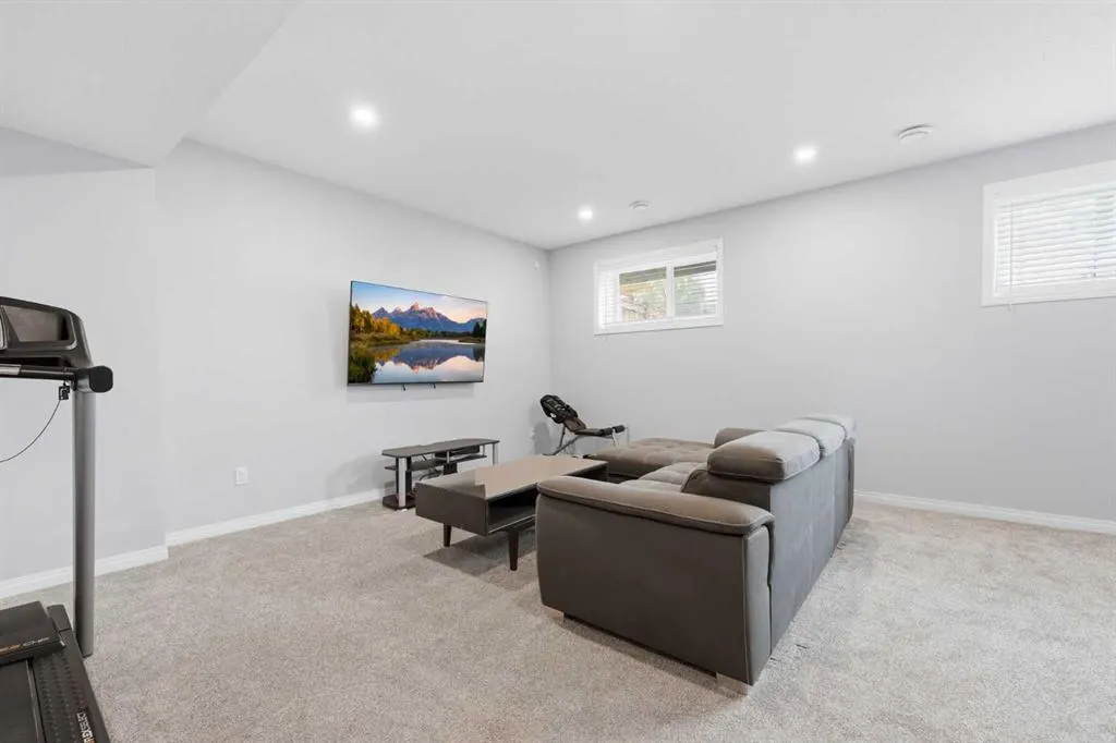 102 Yorkville Green SW