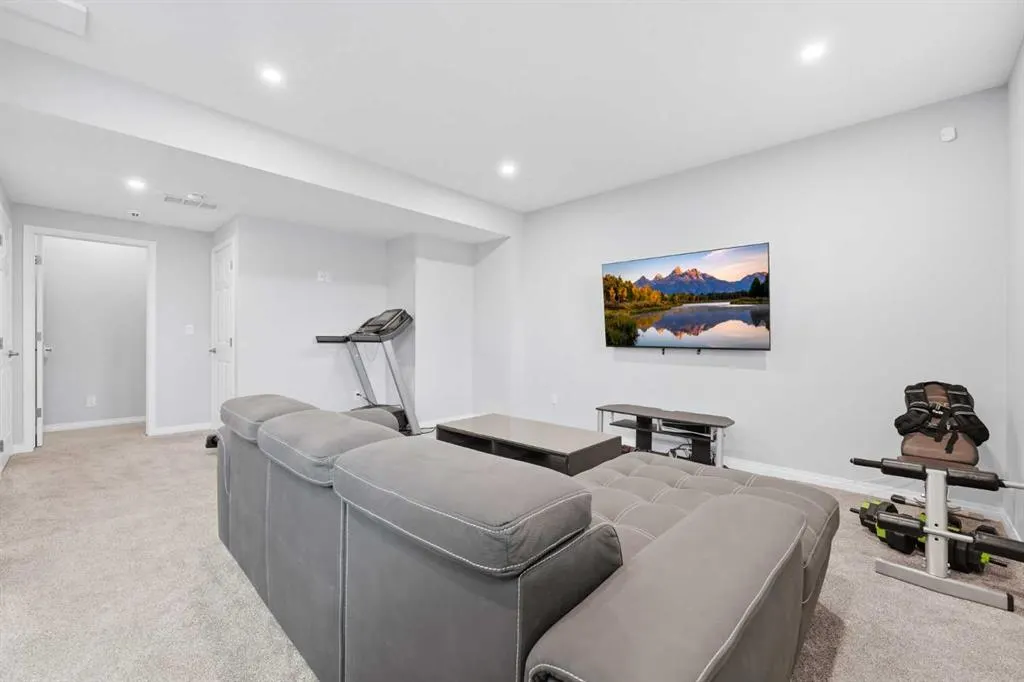102 Yorkville Green SW