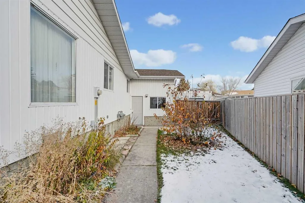5036 35 Street Close