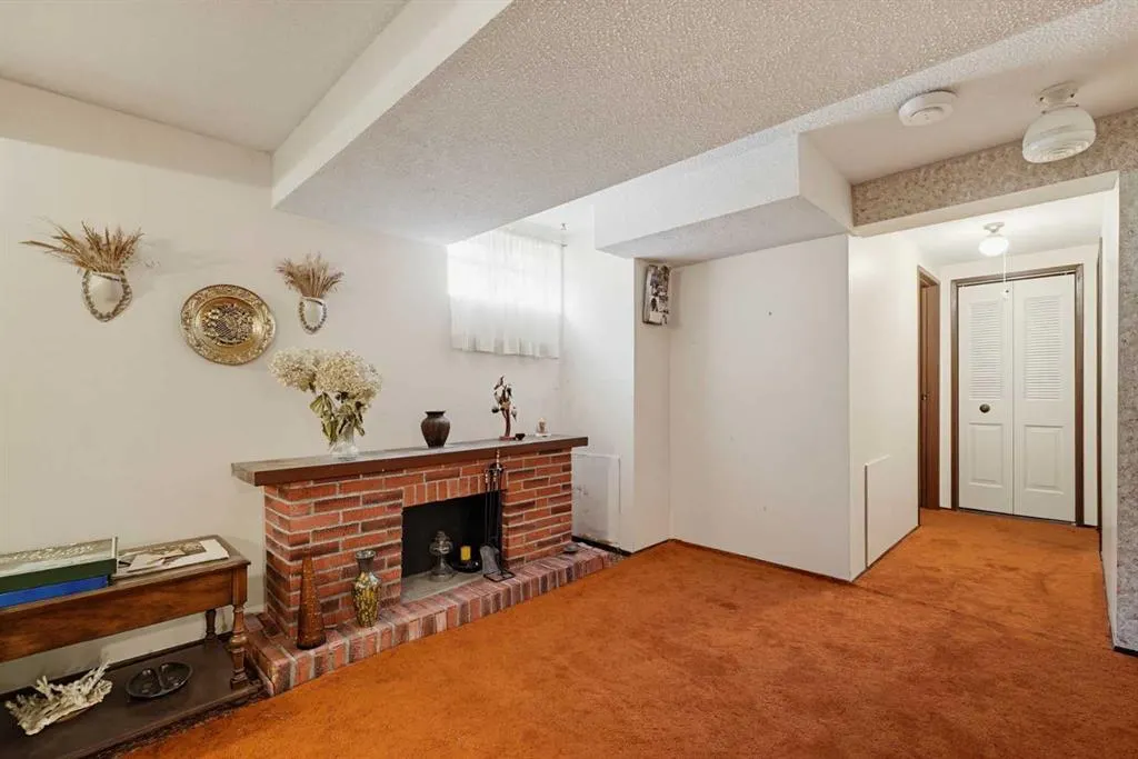 5036 35 Street Close