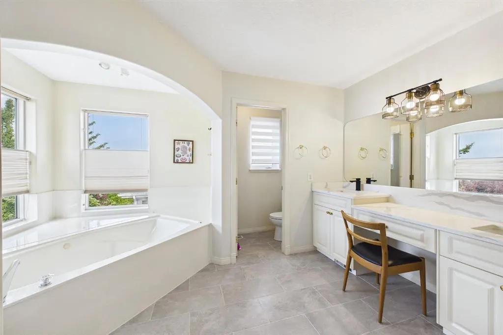 15 Royal Crest Terrace NW