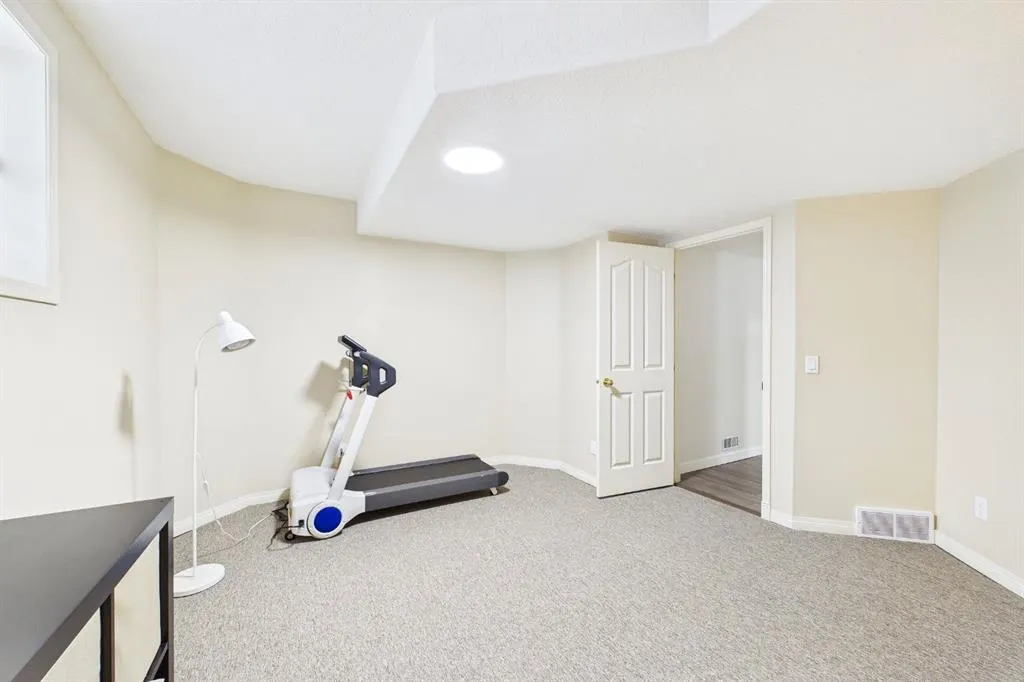 15 Royal Crest Terrace NW