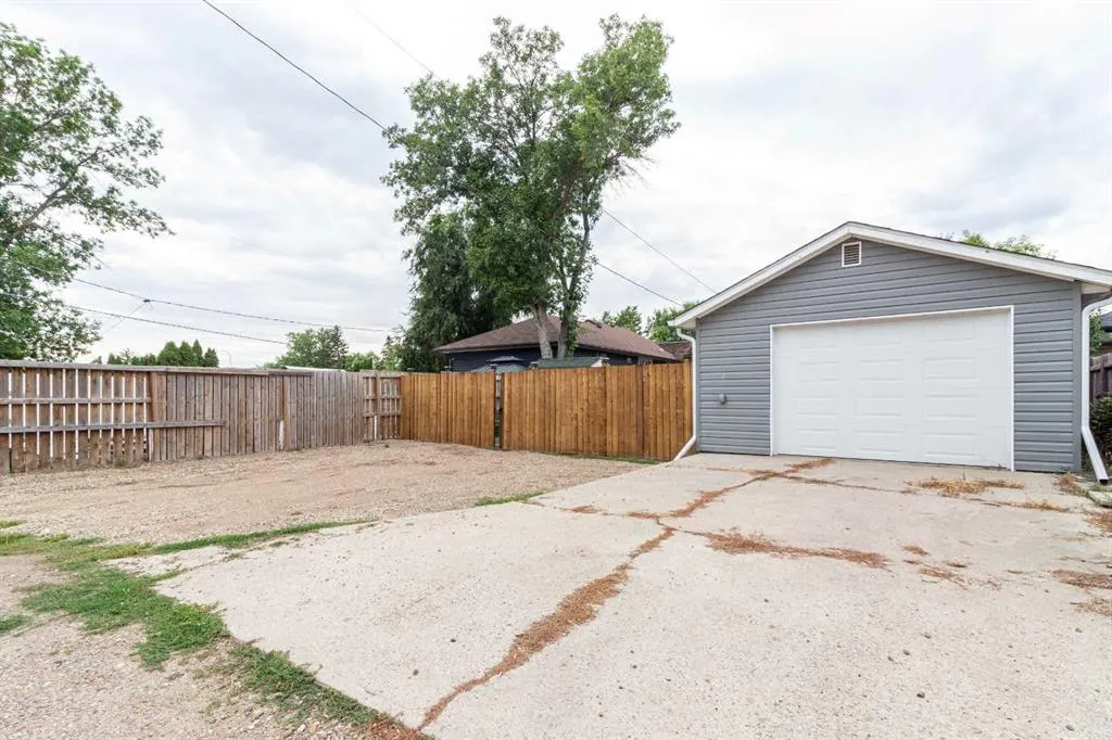 1005 Bullivant Crescent SW