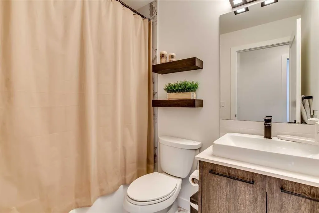 2702 17 Avenue SW #208