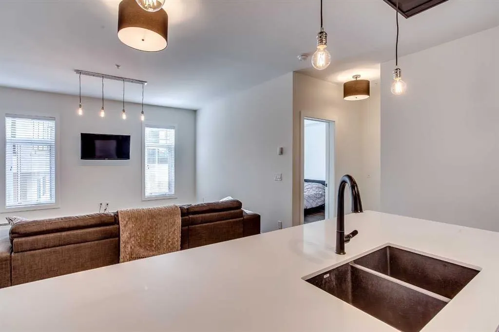 2702 17 Avenue SW #208
