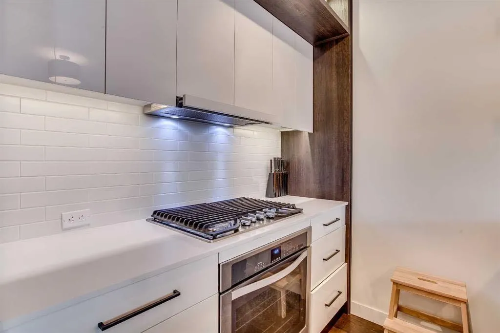 2702 17 Avenue SW #208