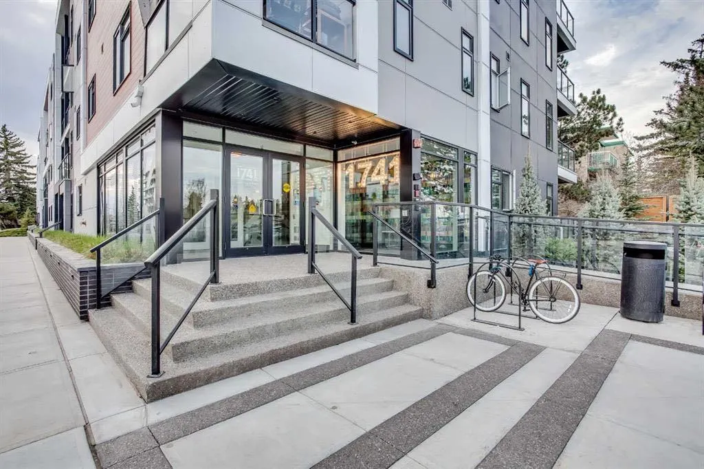 2702 17 Avenue SW #208