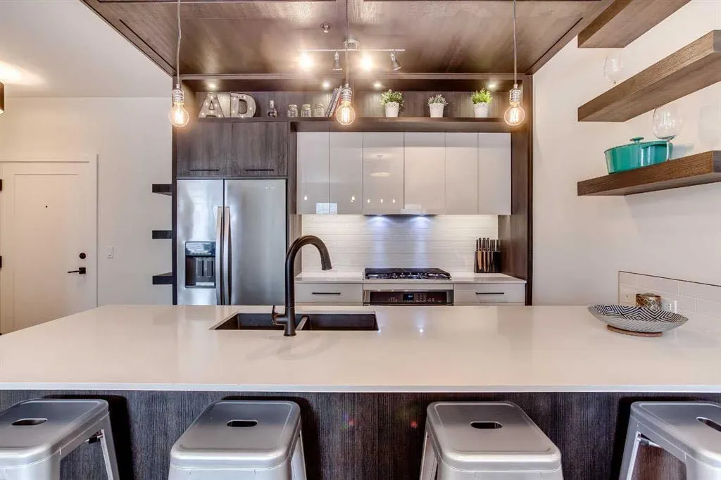 2702 17 Avenue SW #208