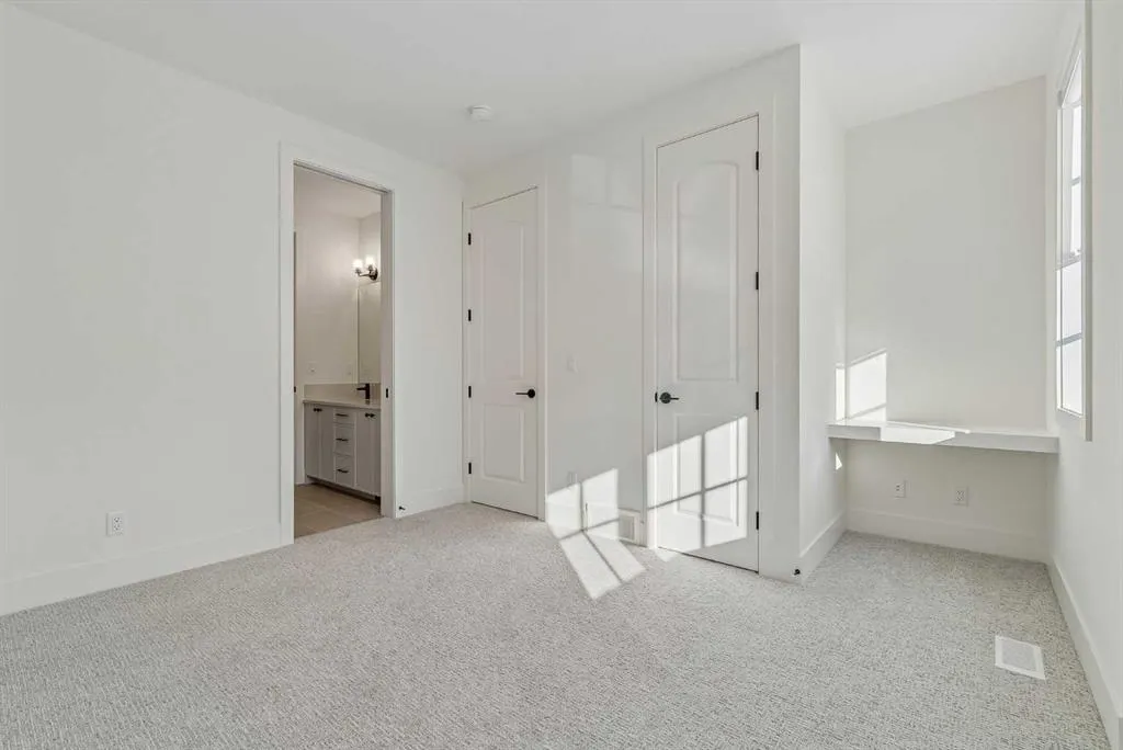 218 Calais Drive SW