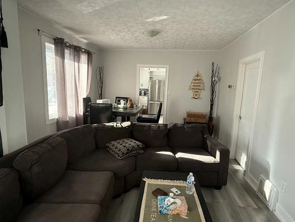 123 1 Street E