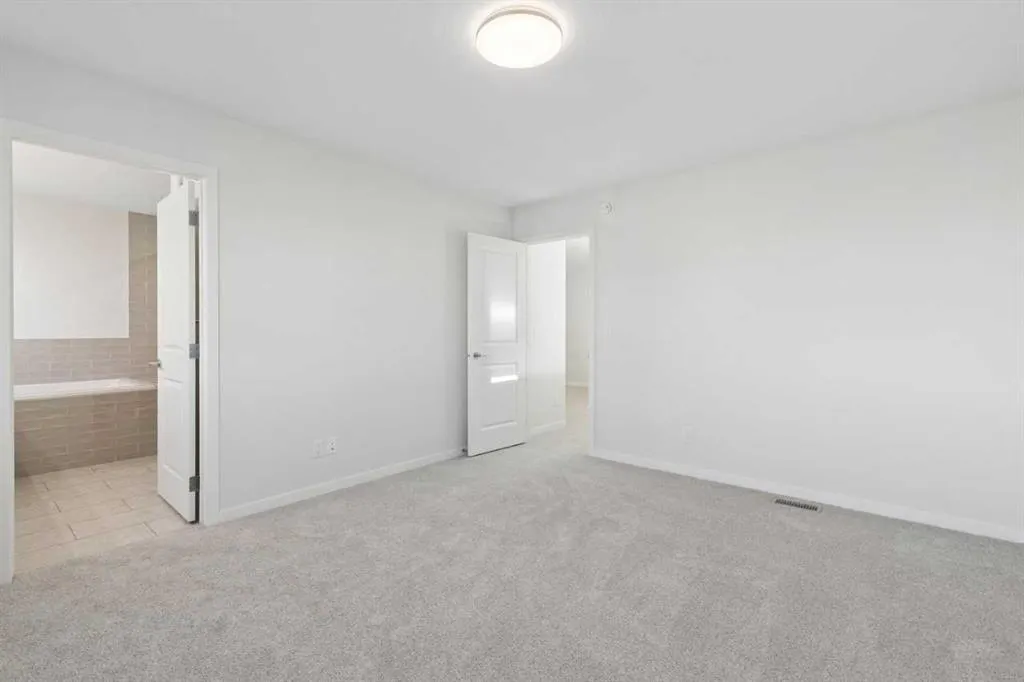 468 Buffaloberry Manor SE