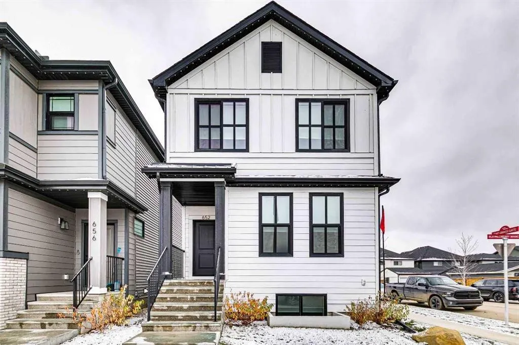 652 Buffaloberry Manor SE