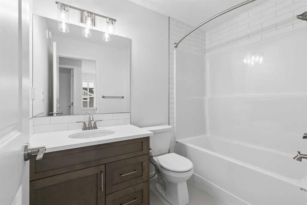 652 Buffaloberry Manor SE
