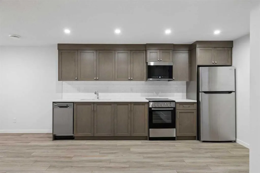 652 Buffaloberry Manor SE