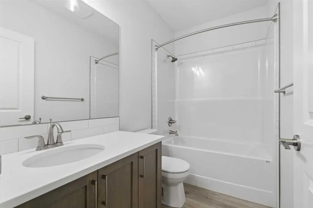652 Buffaloberry Manor SE