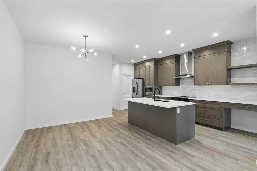 652 Buffaloberry Manor SE