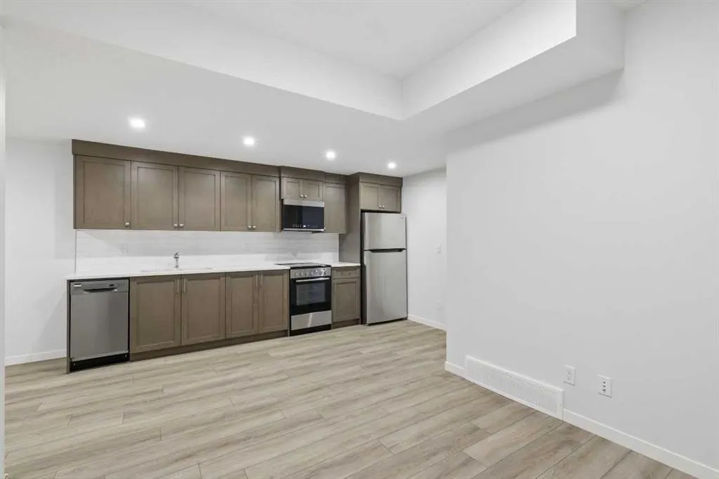 652 Buffaloberry Manor SE