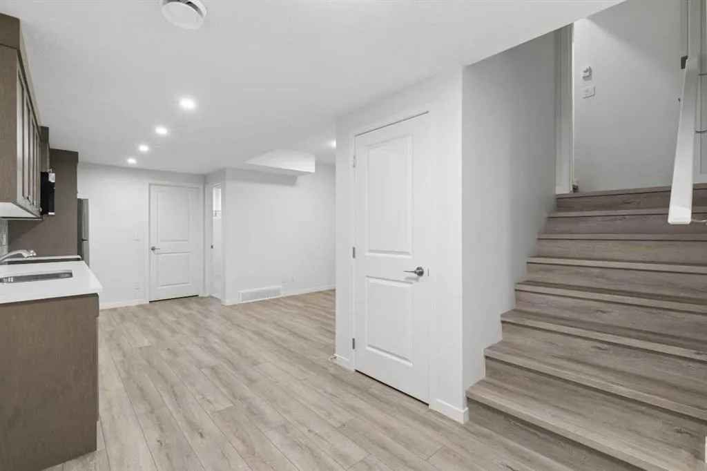 652 Buffaloberry Manor SE