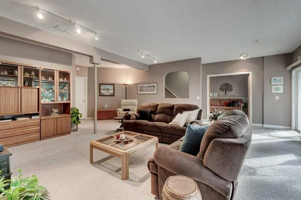 214 Douglas Glen Gardens SE