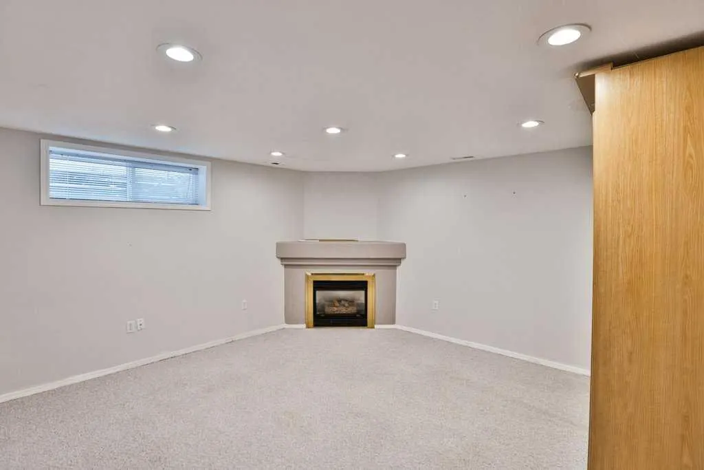 14 Heritage Road W