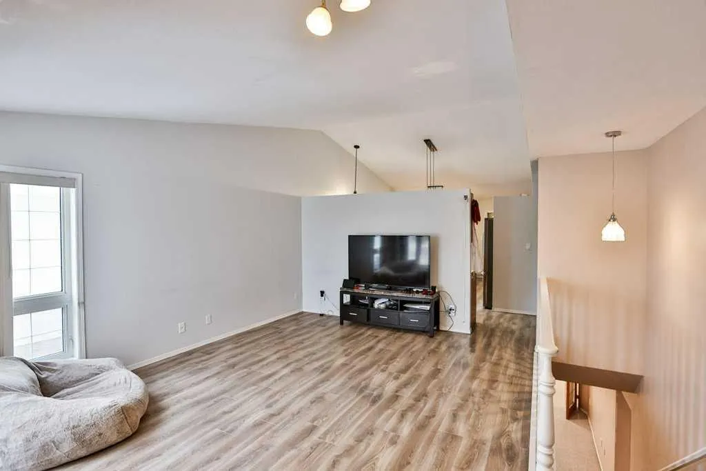 14 Heritage Road W