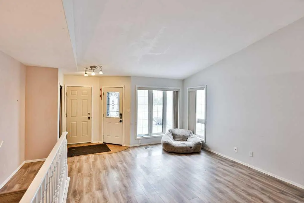 14 Heritage Road W