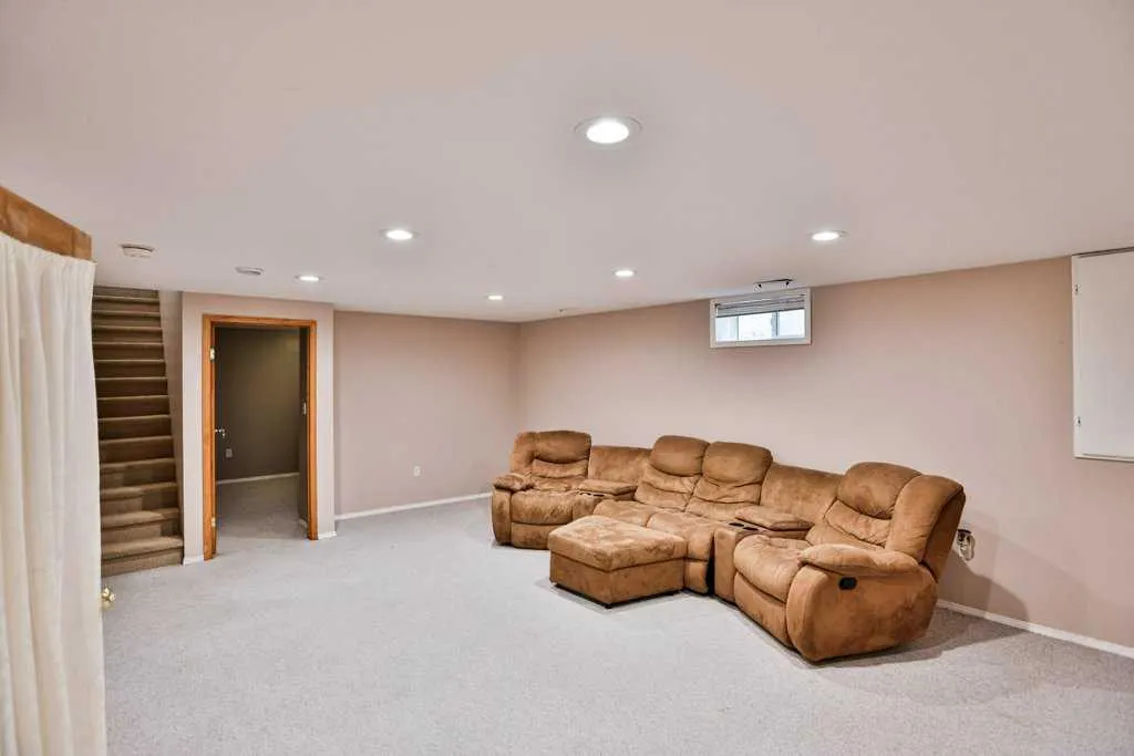 14 Heritage Road W