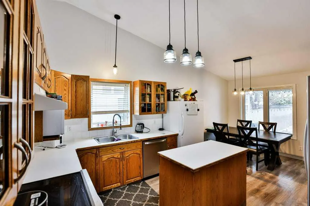 14 Heritage Road W