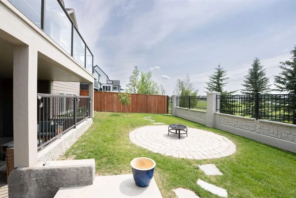1060 Caledonia Place W