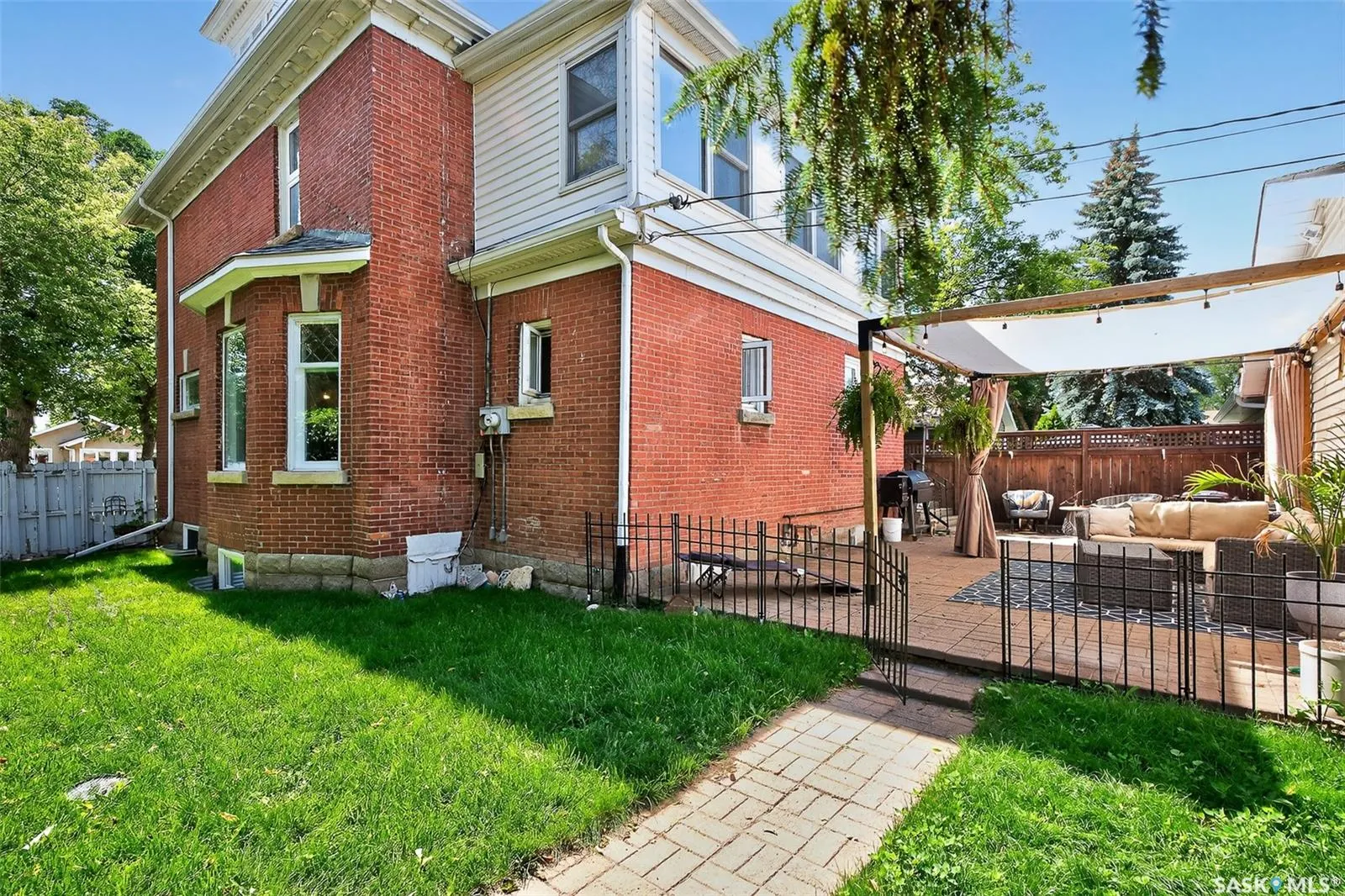 438 Ominica STREET W