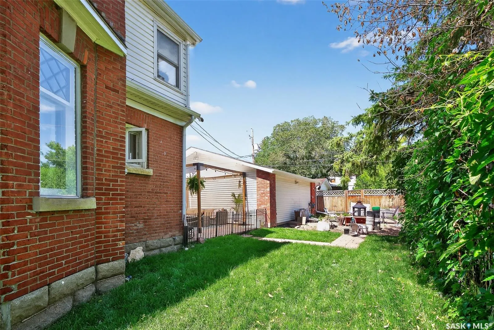 438 Ominica STREET W