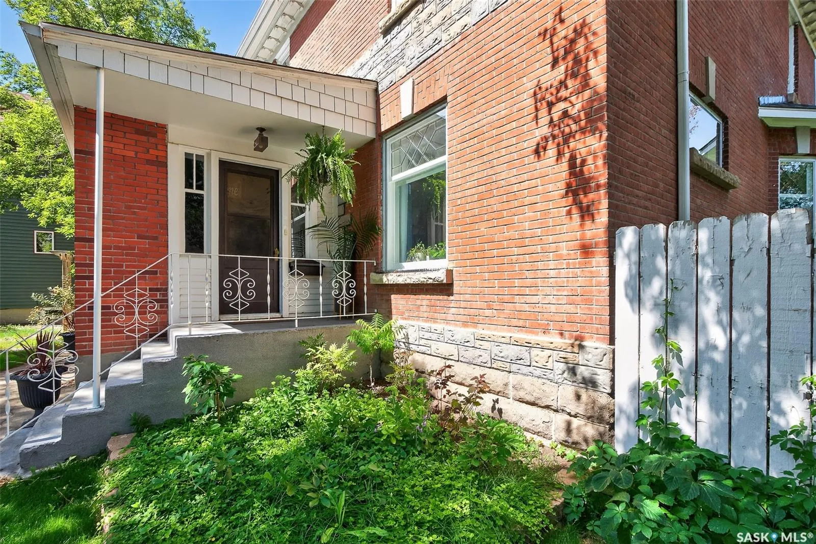 438 Ominica STREET W