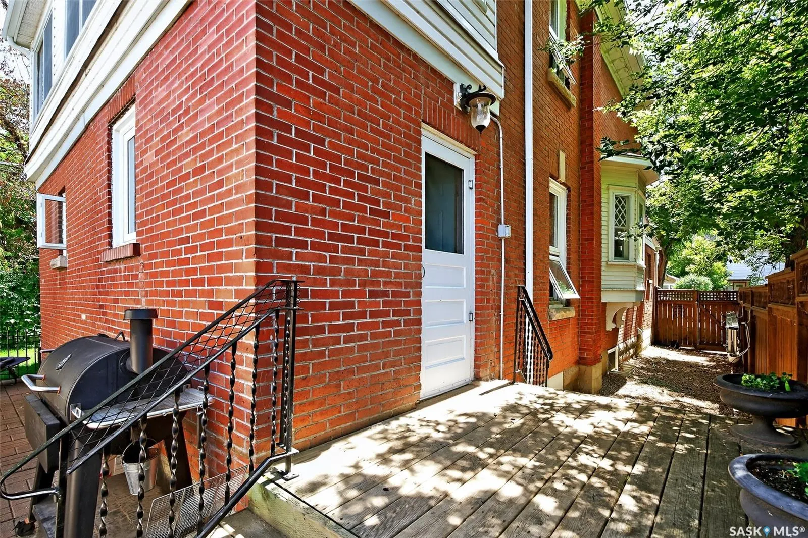438 Ominica STREET W