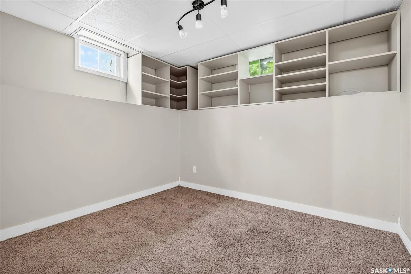 1114 Caribou STREET W