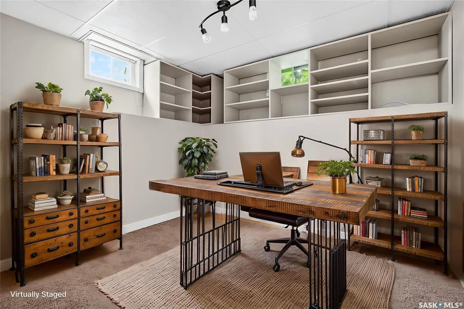 1114 Caribou STREET W