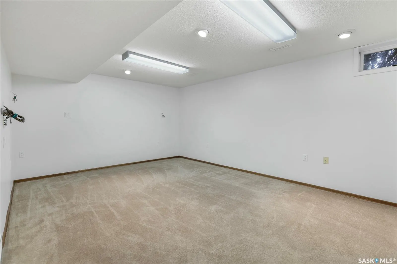 144 Woodward AVENUE