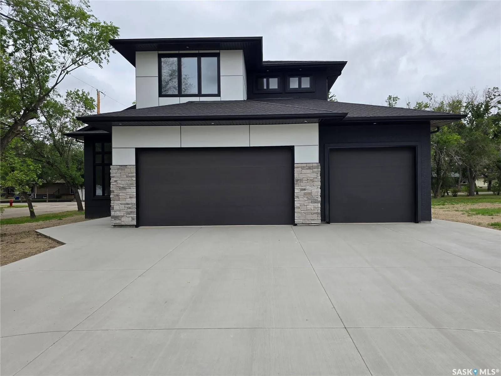 3 KENNEY CRESCENT