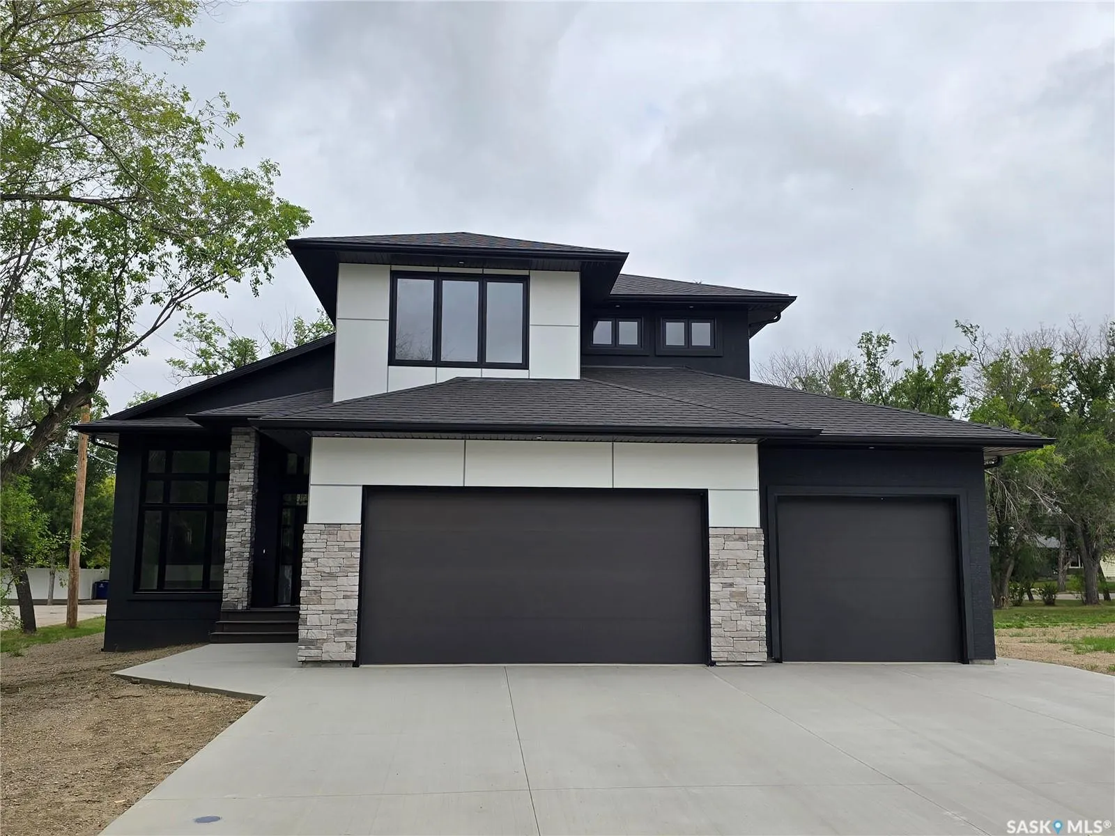 3 KENNEY CRESCENT