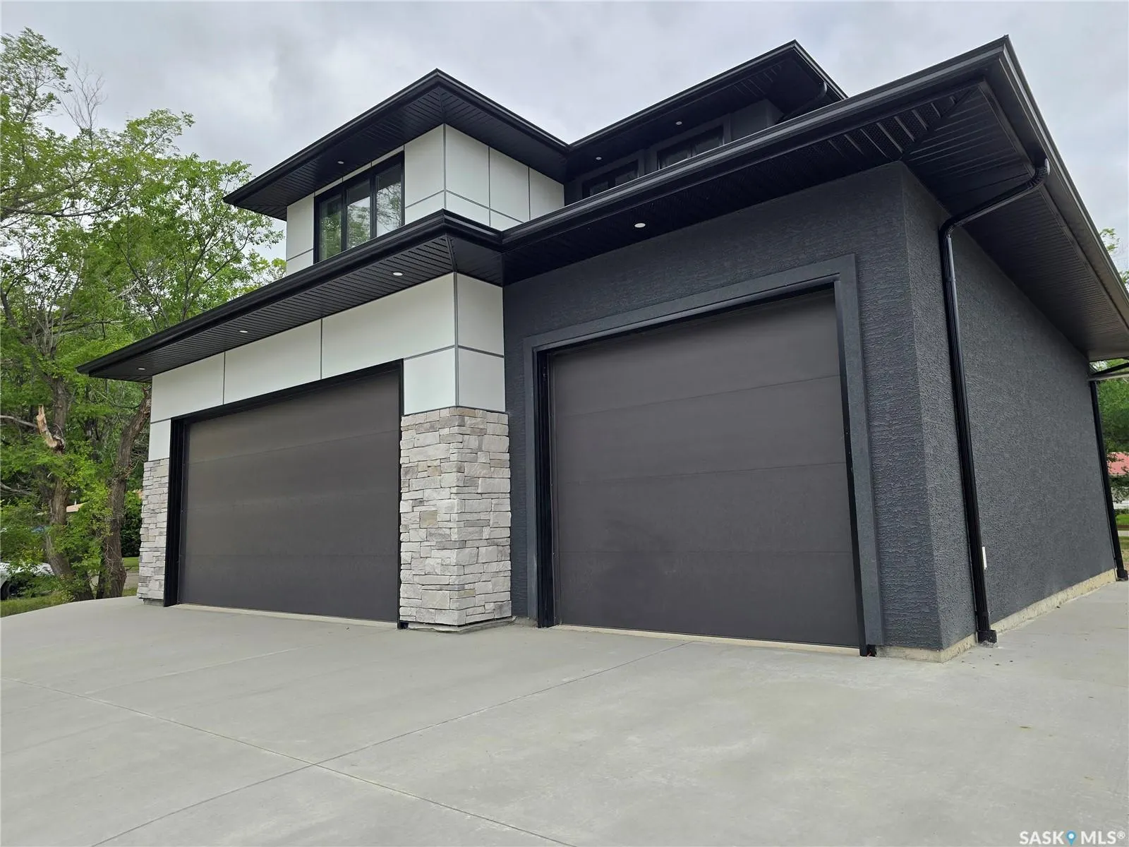 3 KENNEY CRESCENT