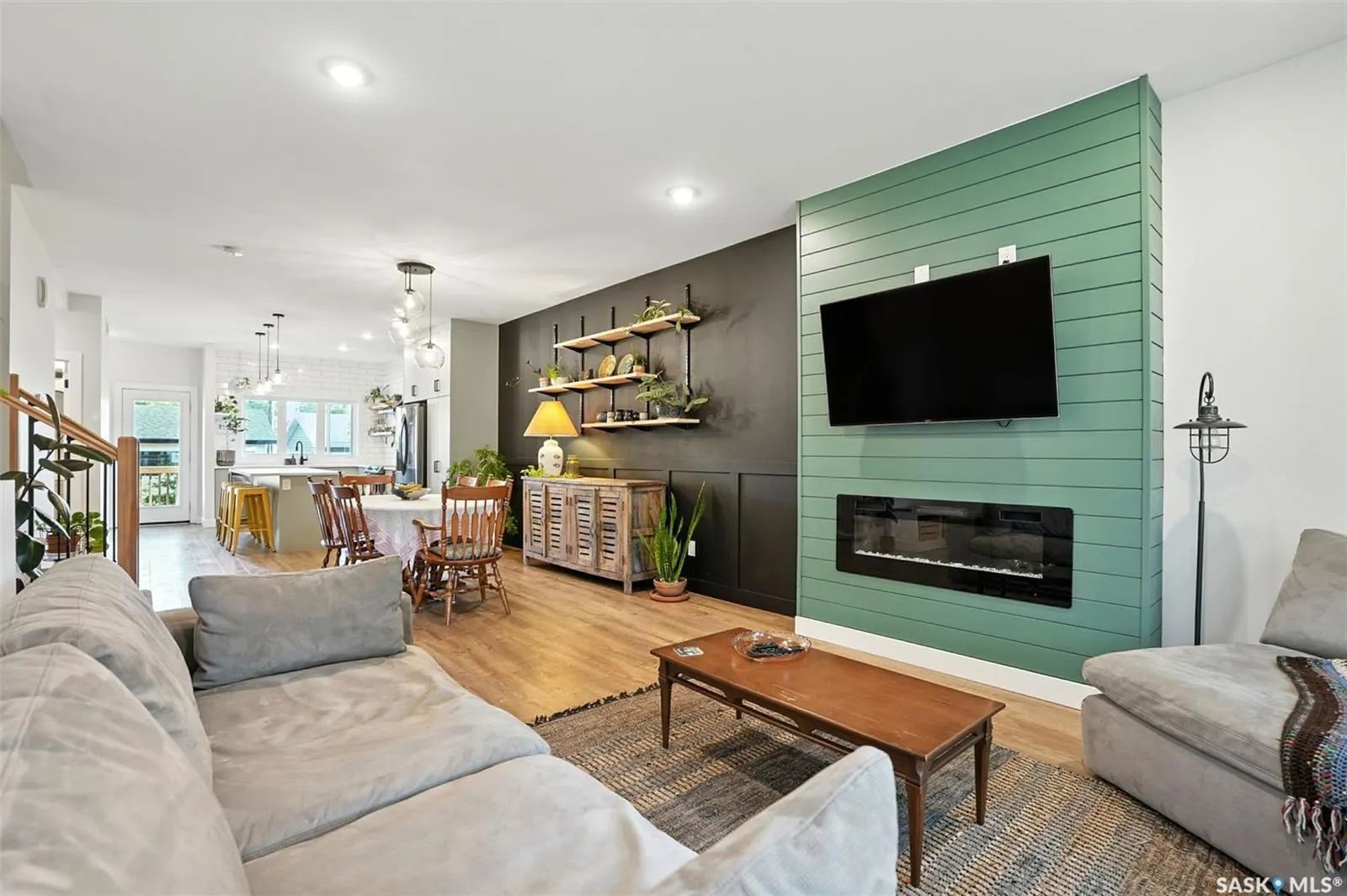 1124 9th STREET E