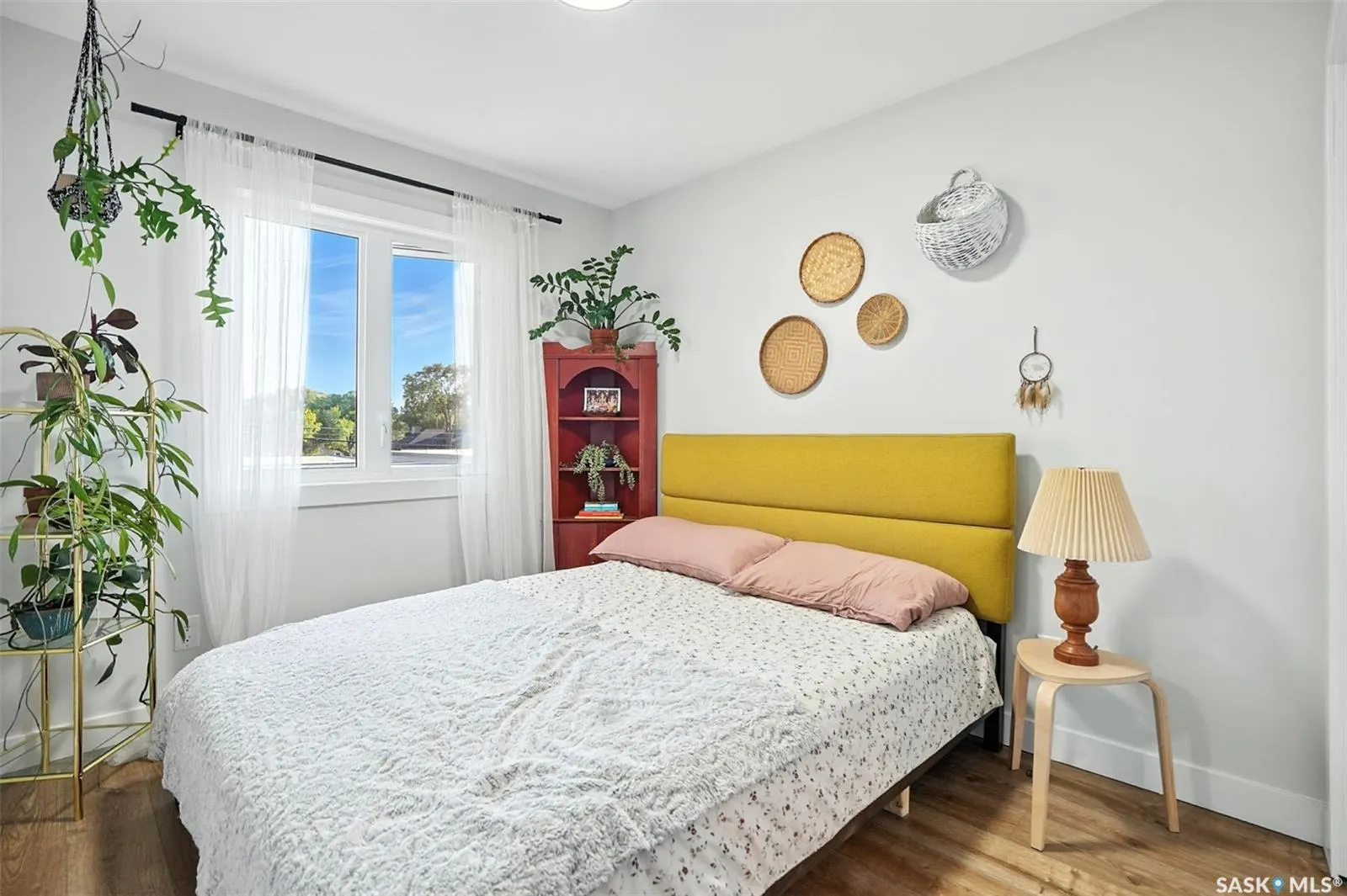 1124 9th STREET E