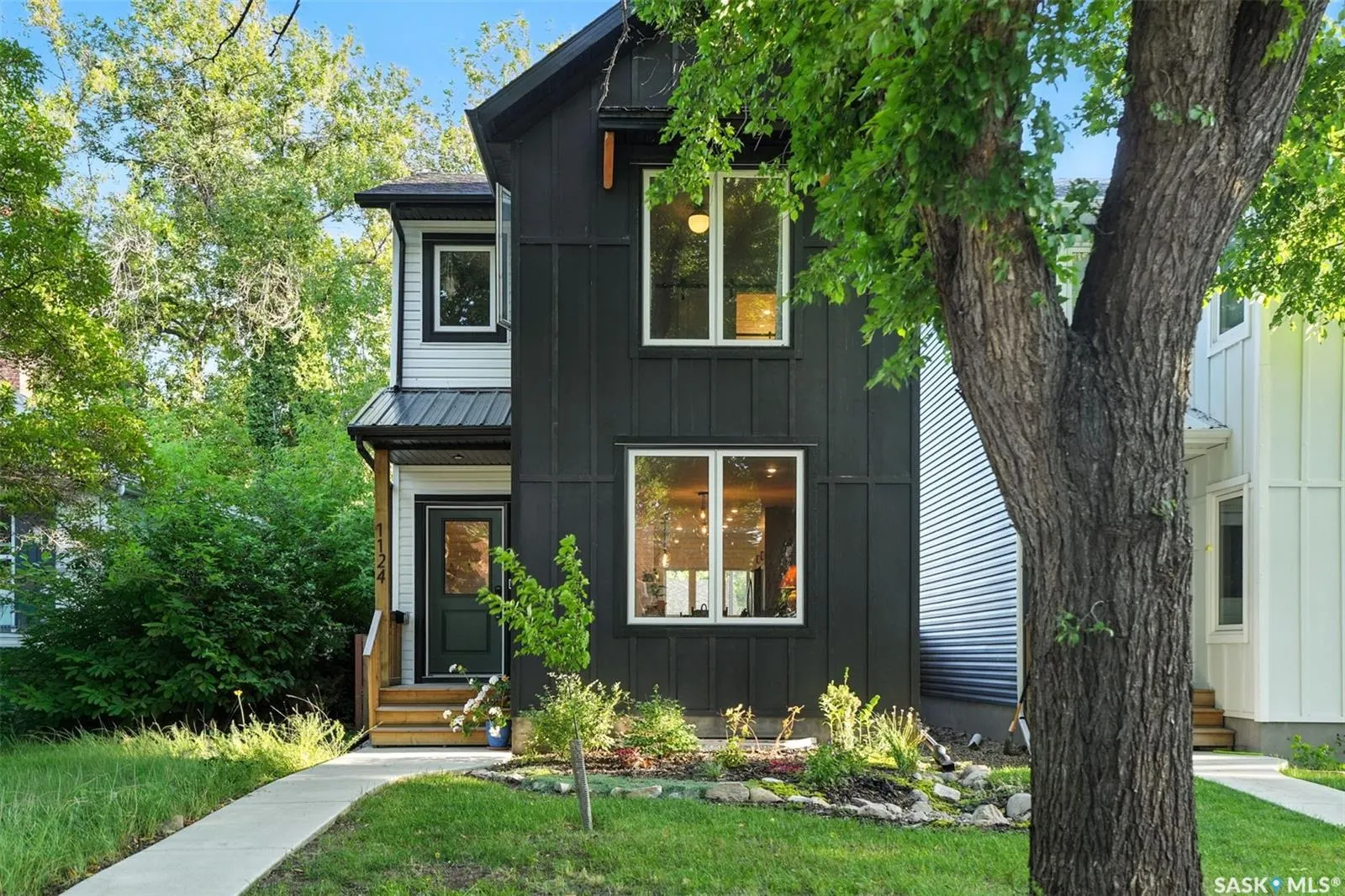 1124 9th STREET E