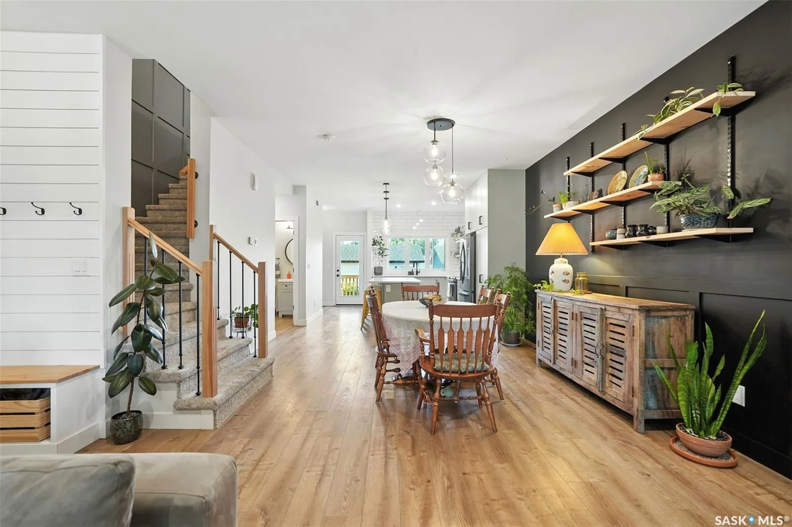 1124 9th STREET E