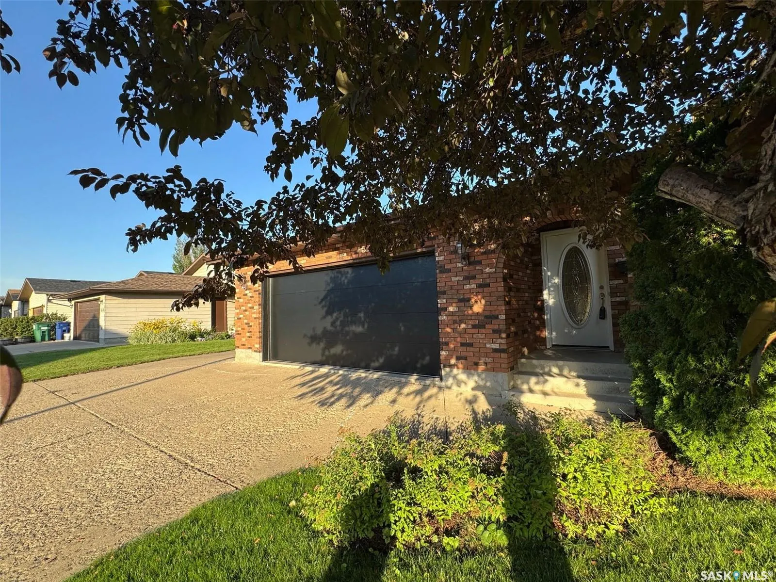 418 Emerald CRESCENT